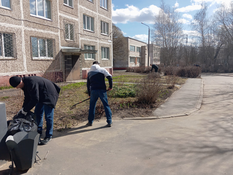 Чистый школьный двор.